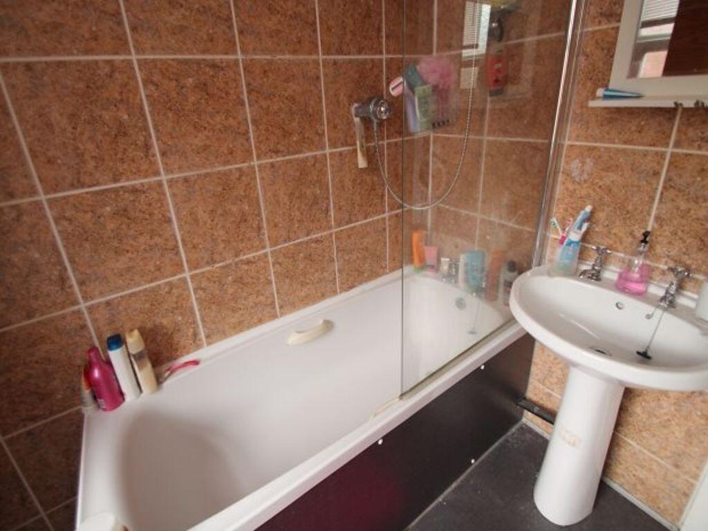 A clean and functional bathroom suite featuring...
