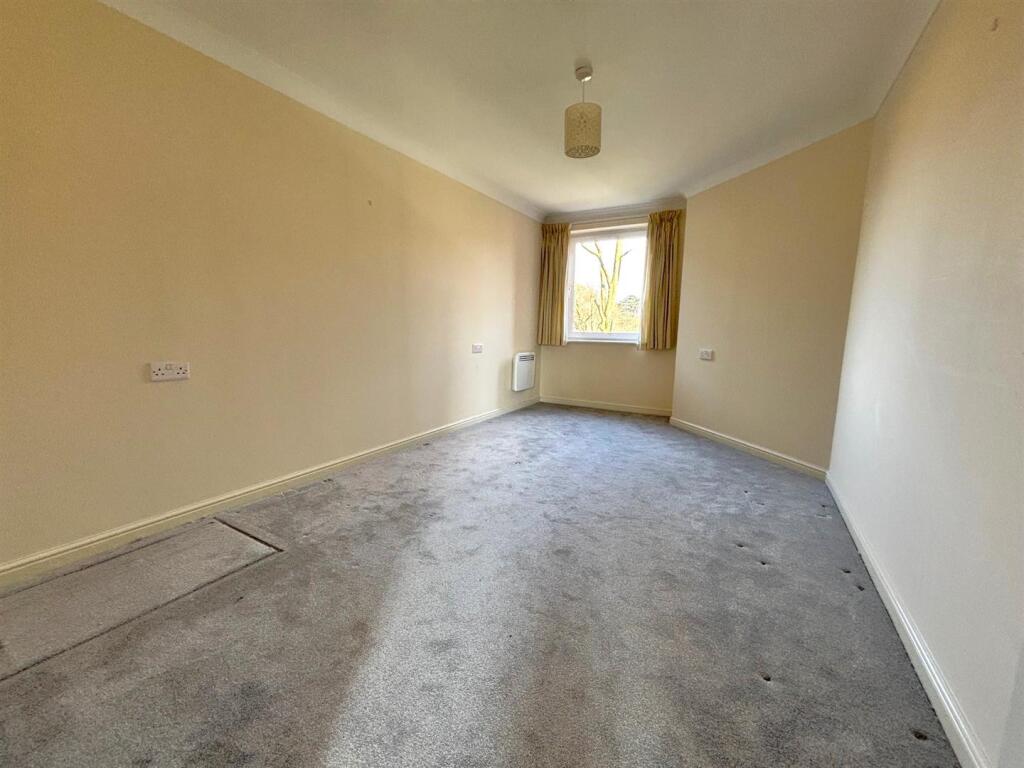 27 oaktree ct  bed 2.jpg