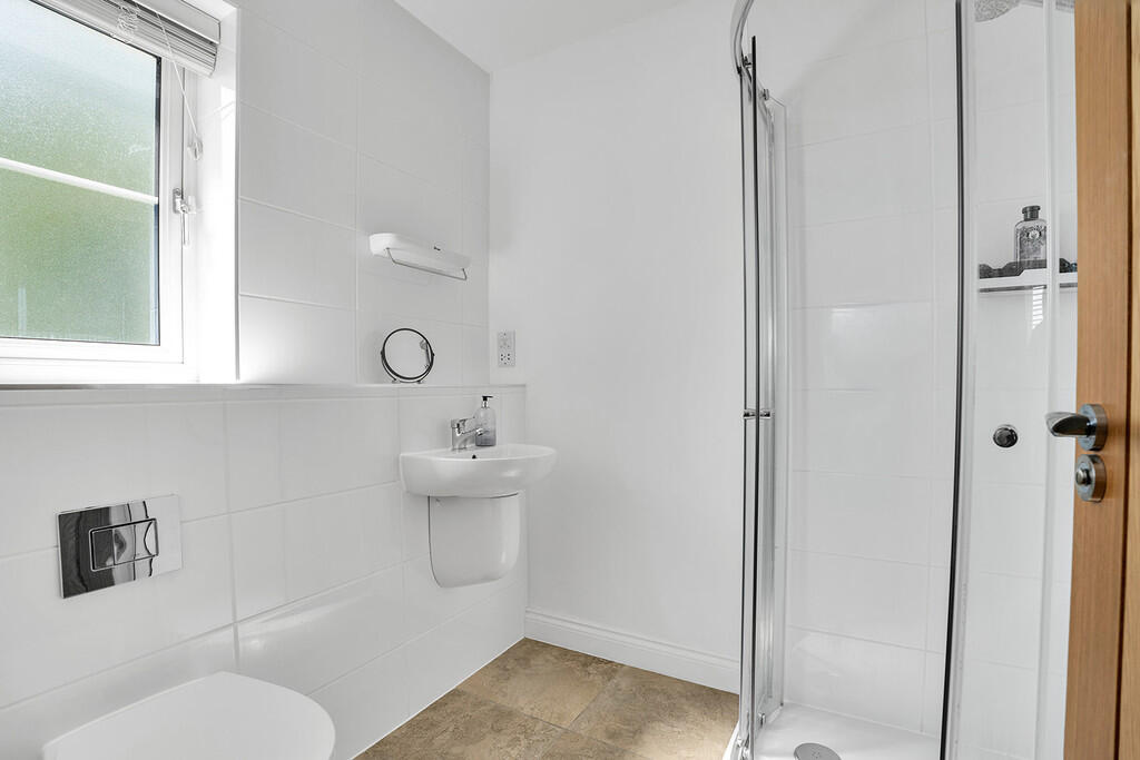 ensuite to bedroo...