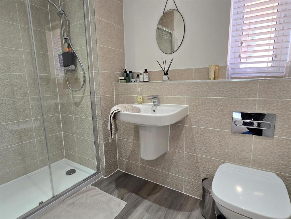en suite 2.jpg