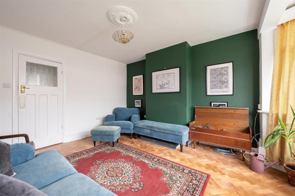 Onslow Gardens, E18