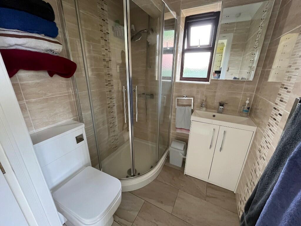 En-suite (bed 1)