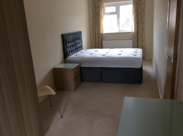3 Bushy Close bedroom2.JPG