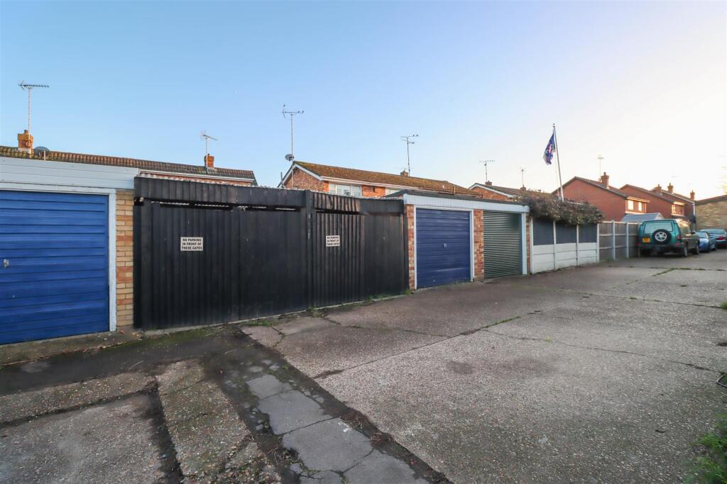 81 BEAUCHAMPS DRIVE FRONT AND REAR-2.jpg