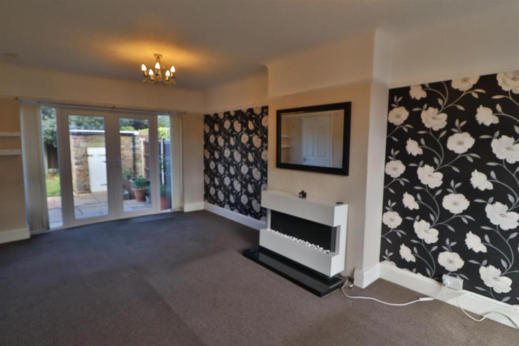 OPEN PLAN LOUNGE/DINING ROOM