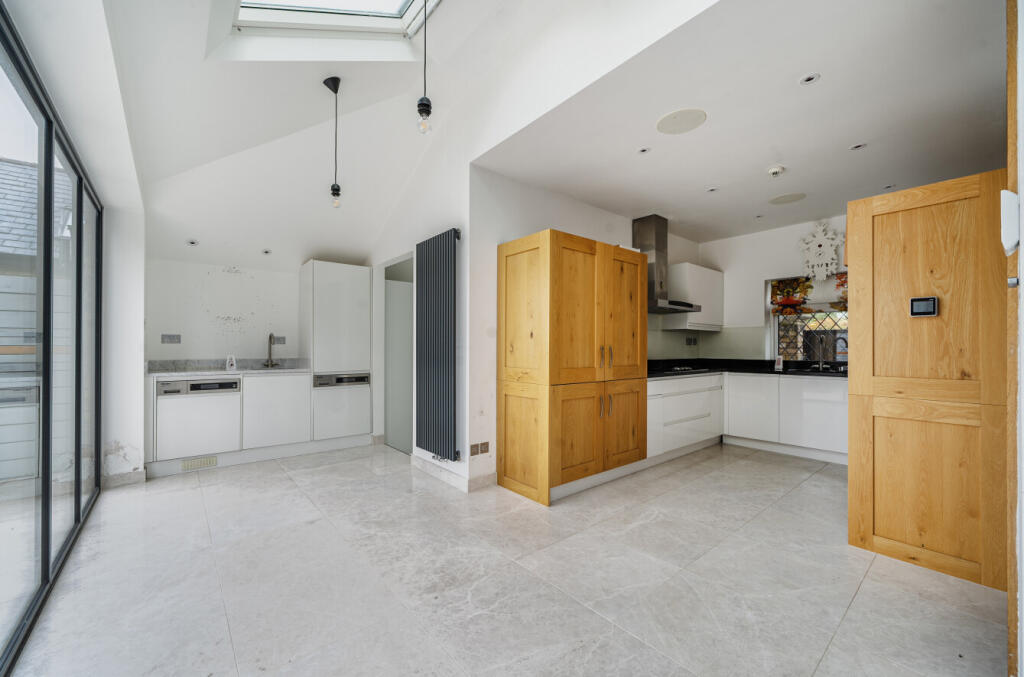 1369916-6-68ef9ab...