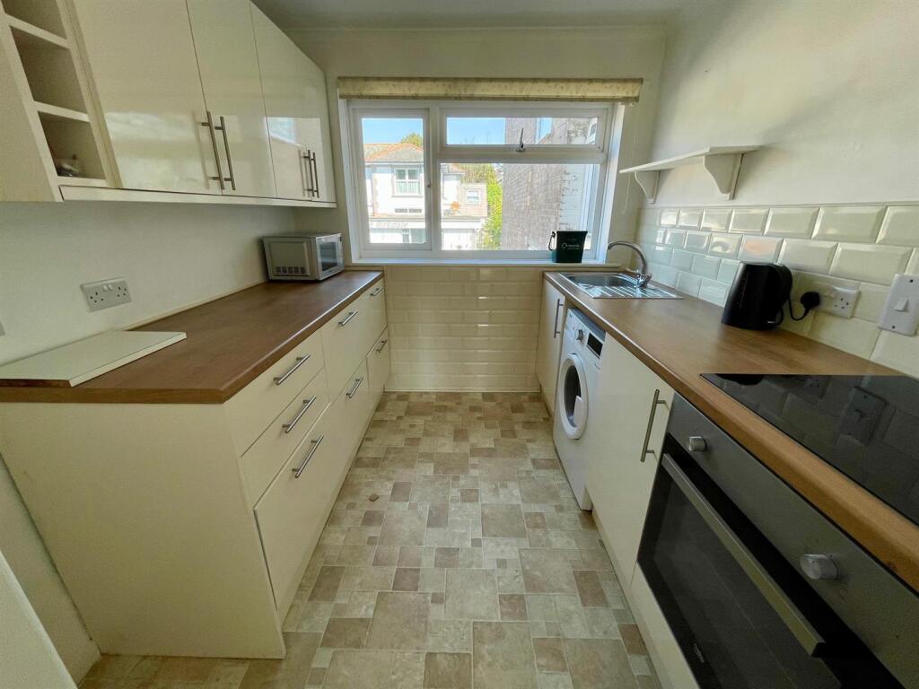 Flat 11 kitchen.jpeg