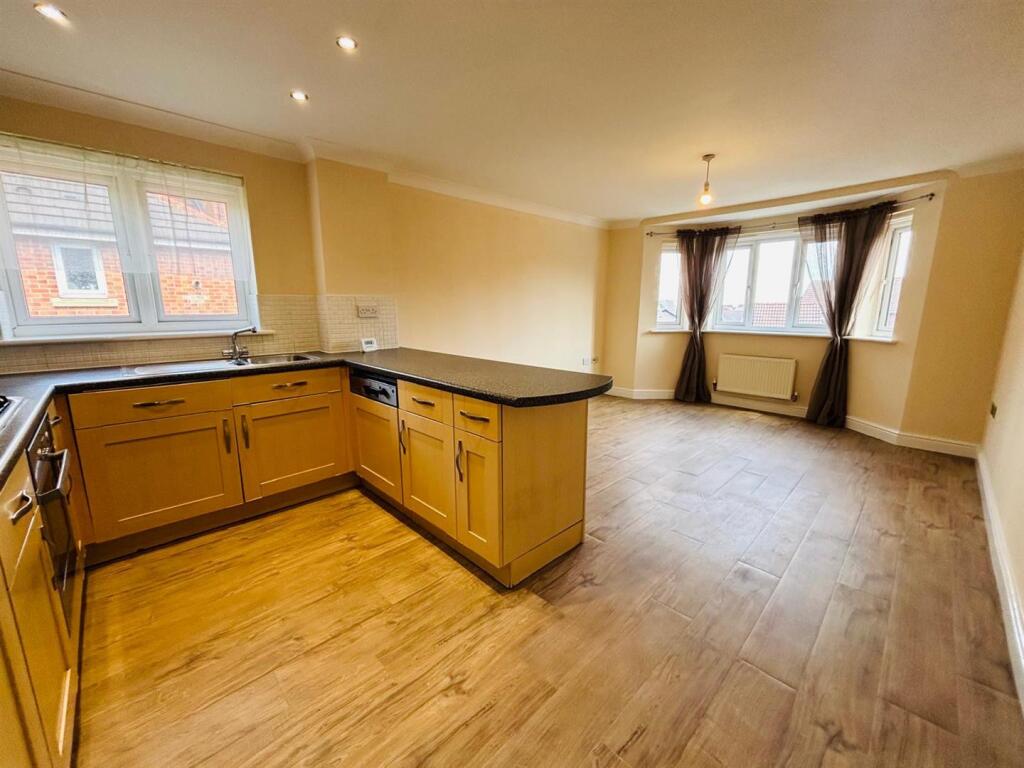 Living Room / Kitchen: