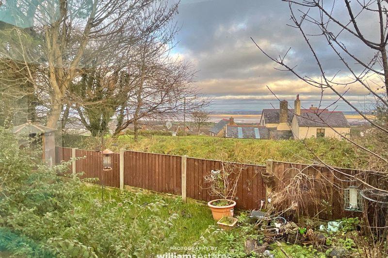 Rear garden wi...