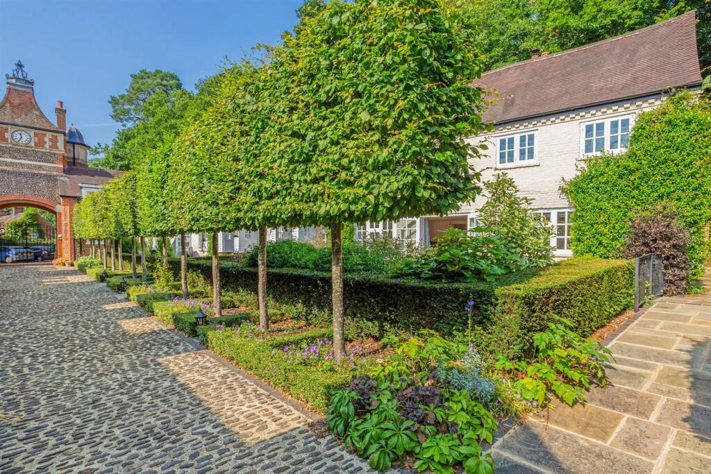 76950_3 The Courtyard Moor Park (4)_low.jpg