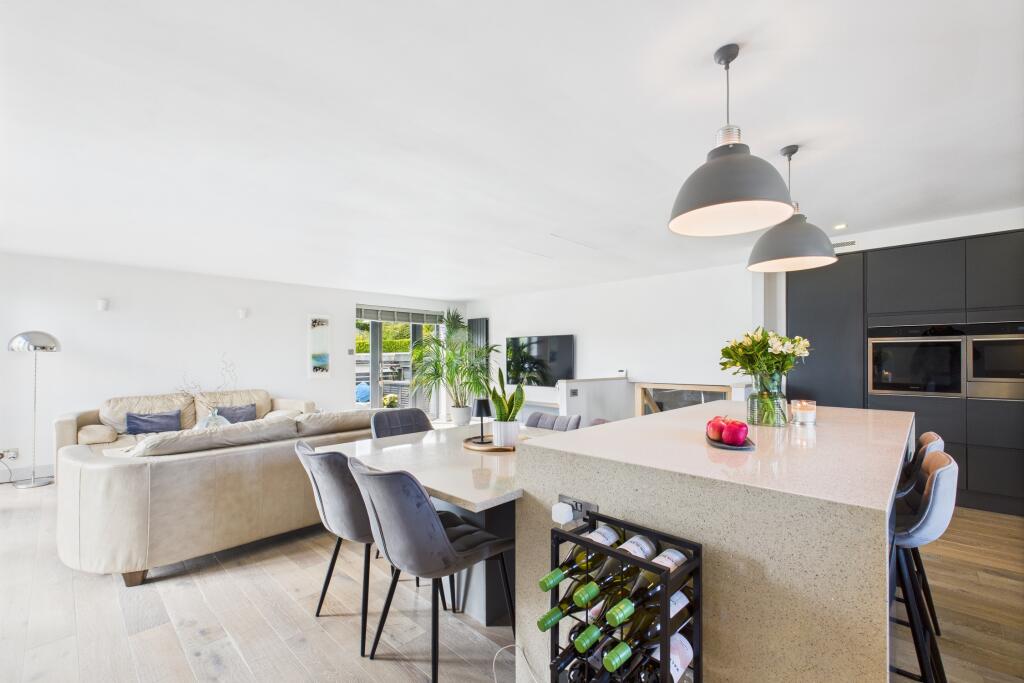 CAM04201G0-PR0088-STILL026