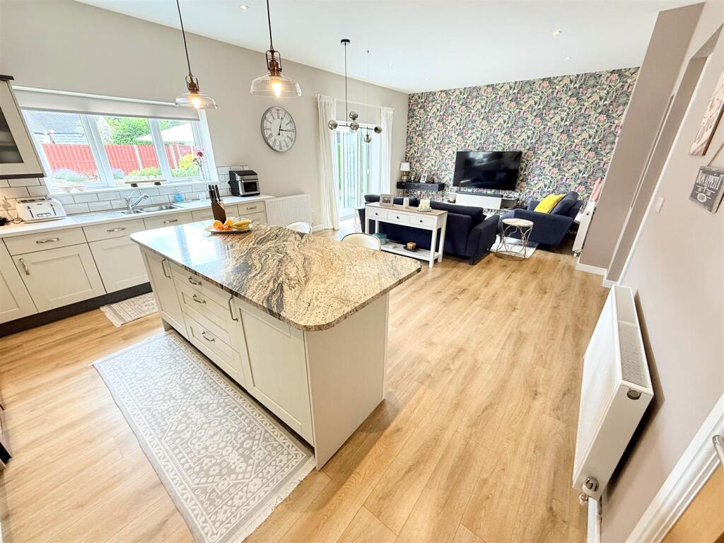 OPEN PLAN LIVING/DINING KITCHEN