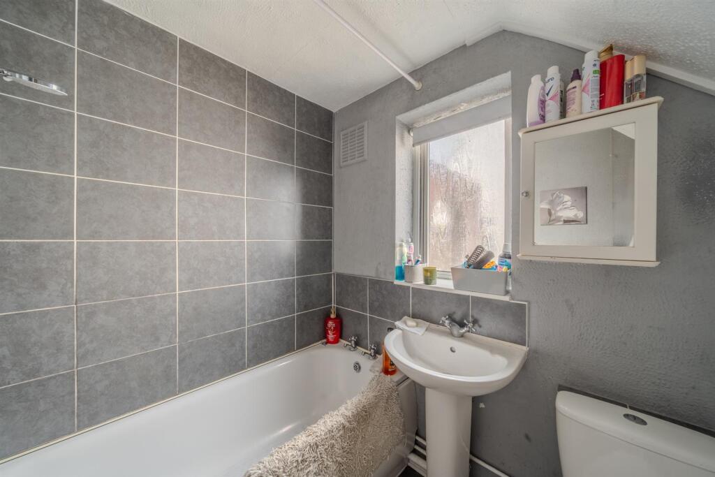 12 Trostrey Close-13.jpg