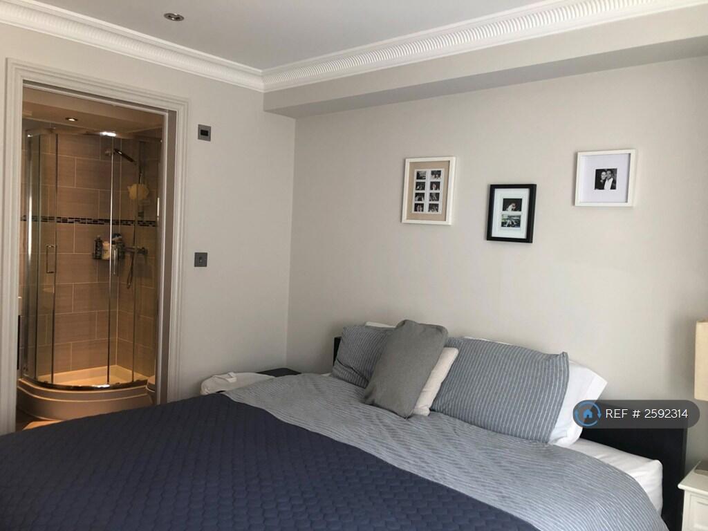 Main Bedroom - En Suite 