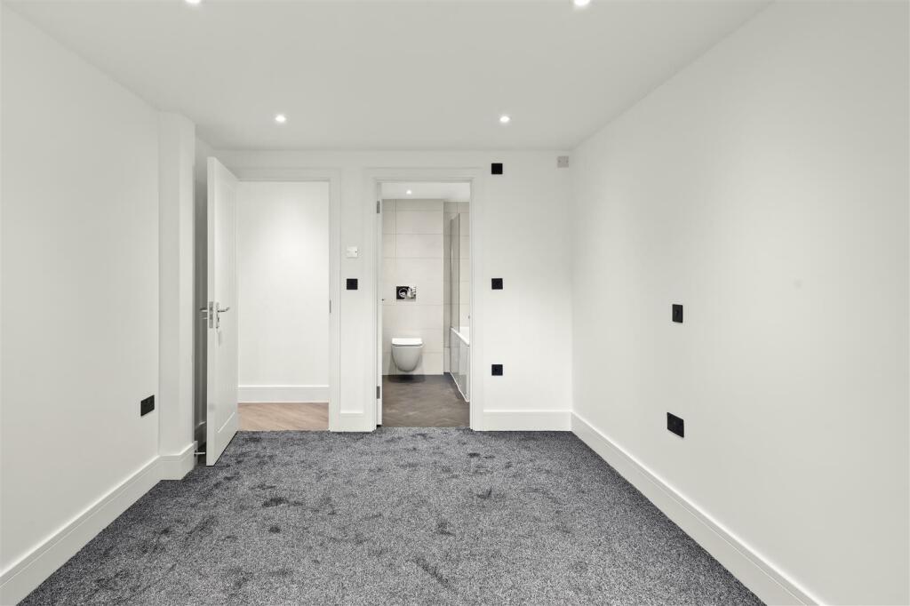 Flat 2 - 7, Sudbury Hill Close ,  - J2jqRIwyHbwyHk