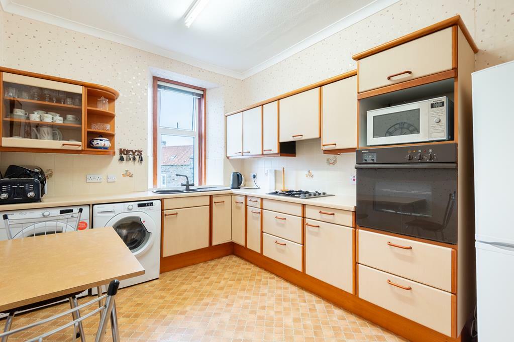 BREAKFASTING KITCHEN