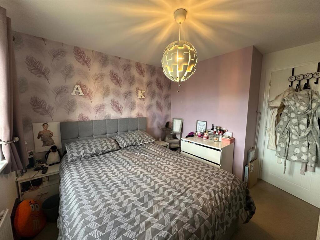 Bedroom 1 .jpg