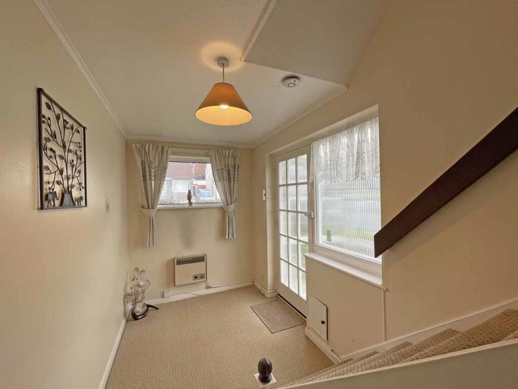 Yelamptone Drive 5 Entrance Hall.jpg