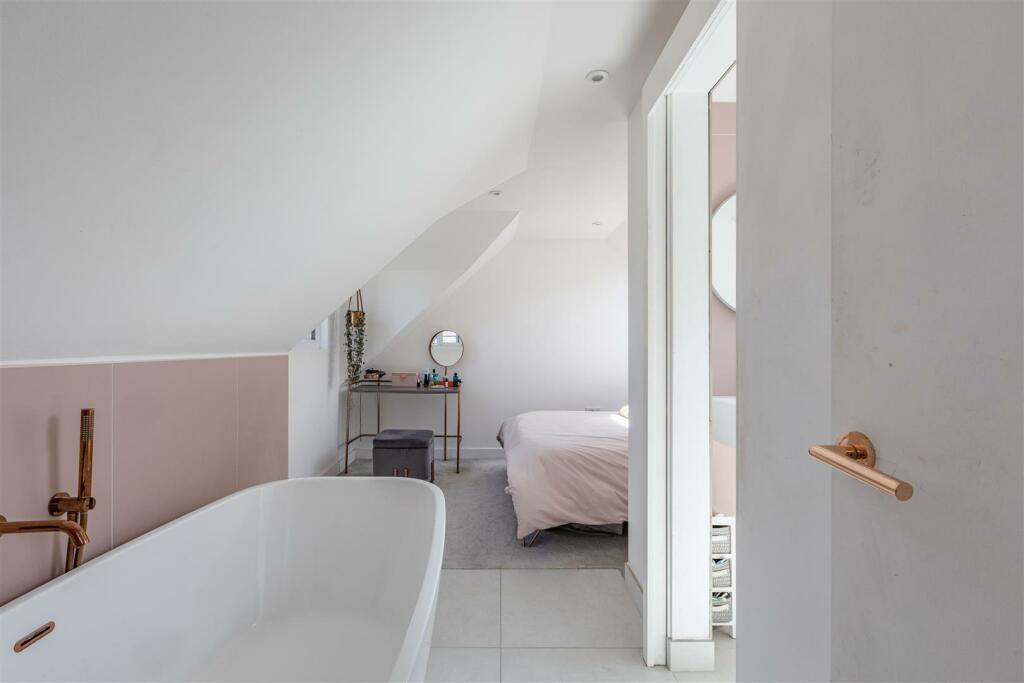ensuite.jpg