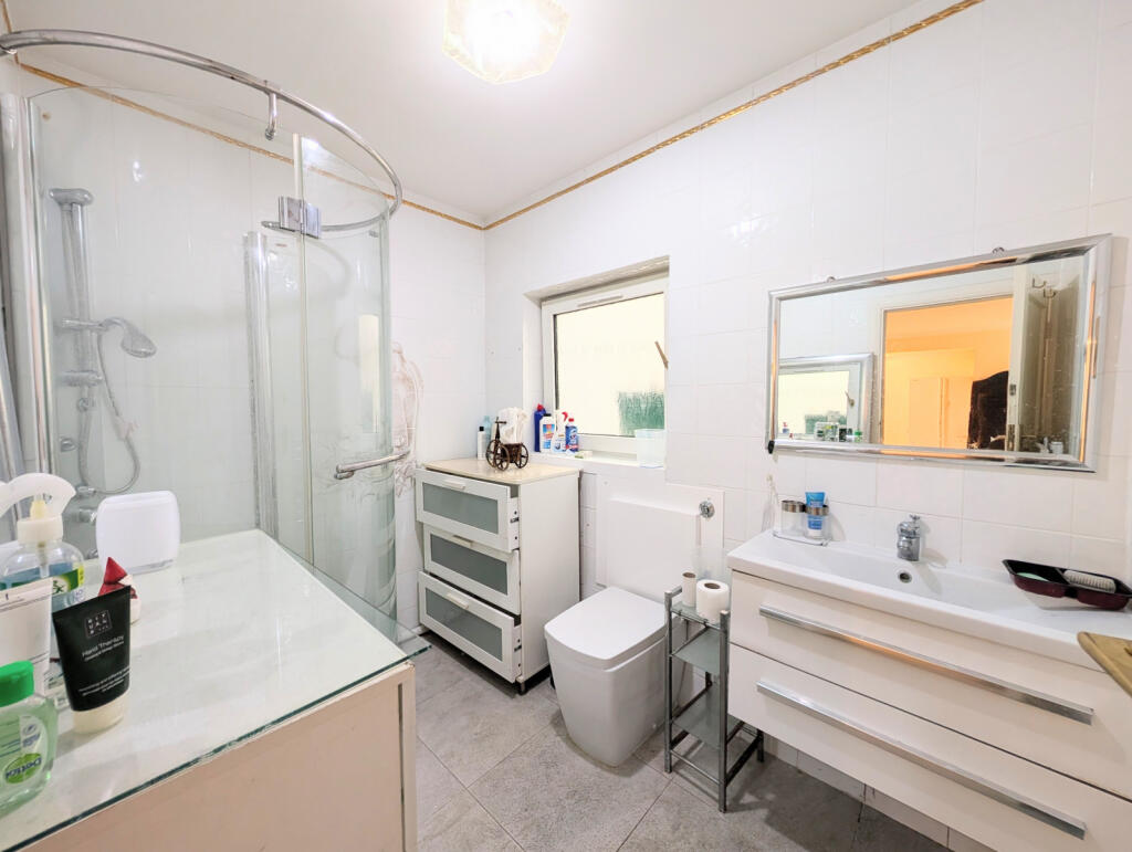 Family Shower Room 2