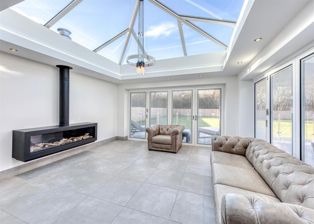 37 Deaconsfield-sitting area.jpg