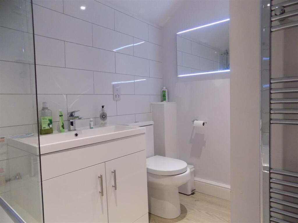 Mount Cottage - Bathroom (2).JPG