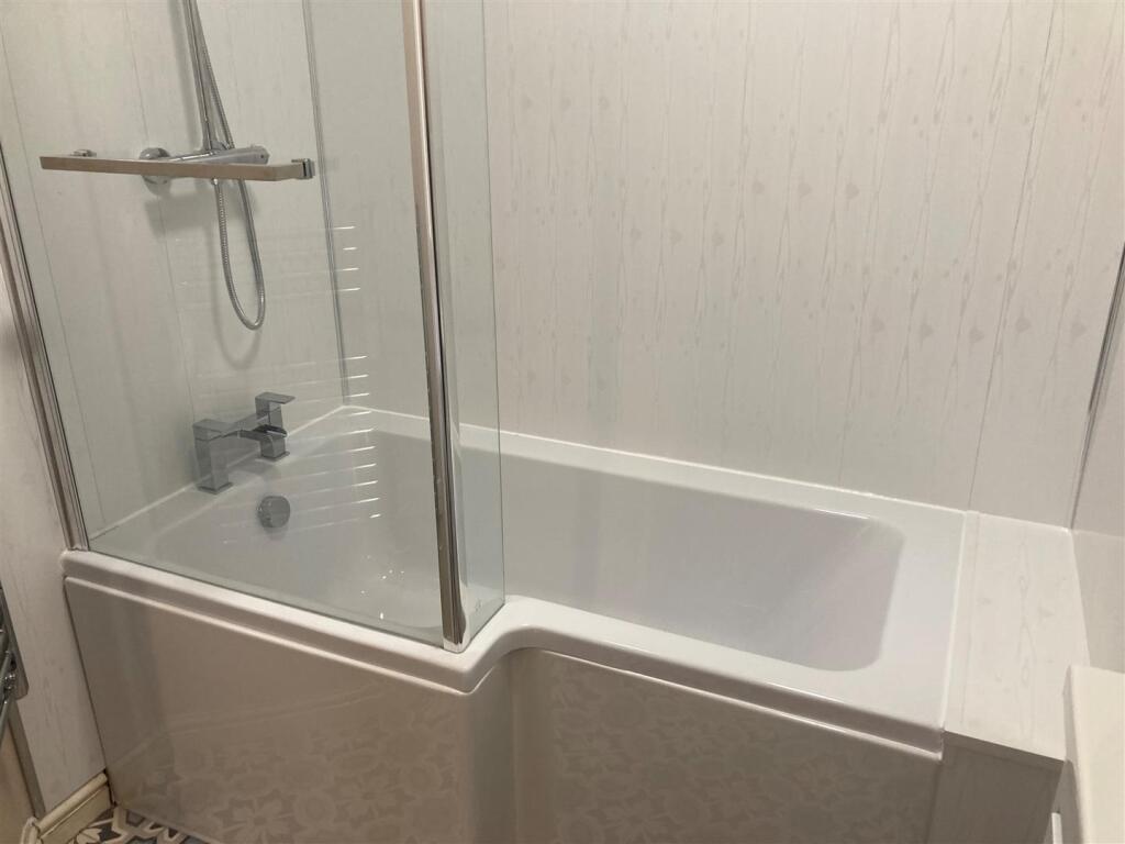 24 Ty Capstan - en suite 3.jpg