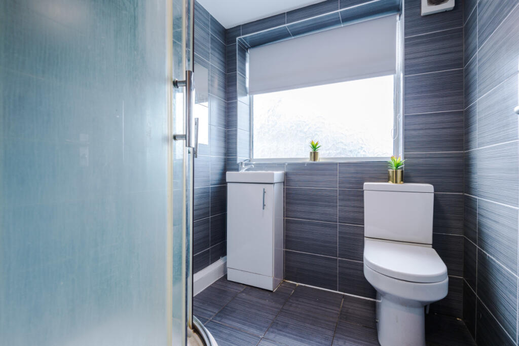 10 Holcombe, Bathroom 3