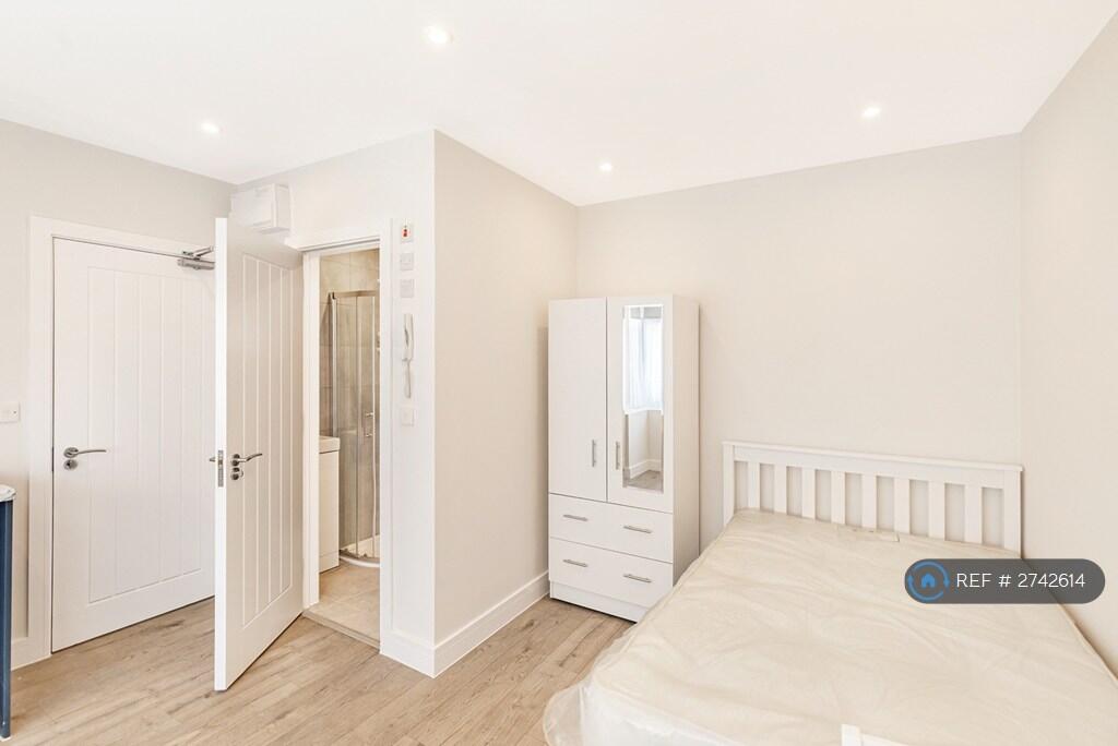 Avondale Road, Ashford, TW15