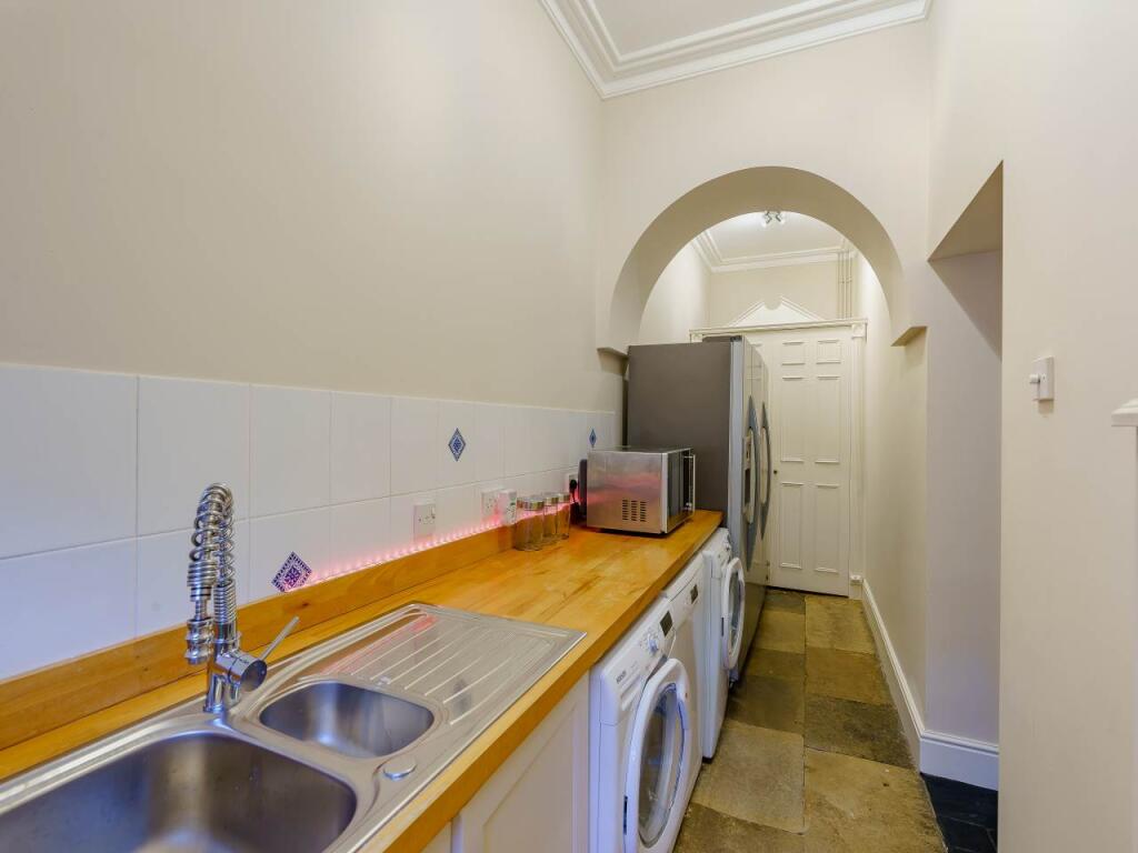 8483175-interior10