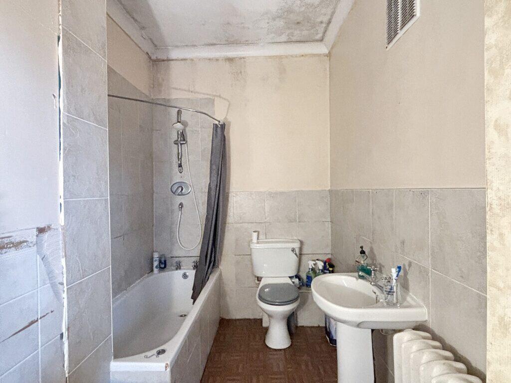 Moor End Road - Bathroom