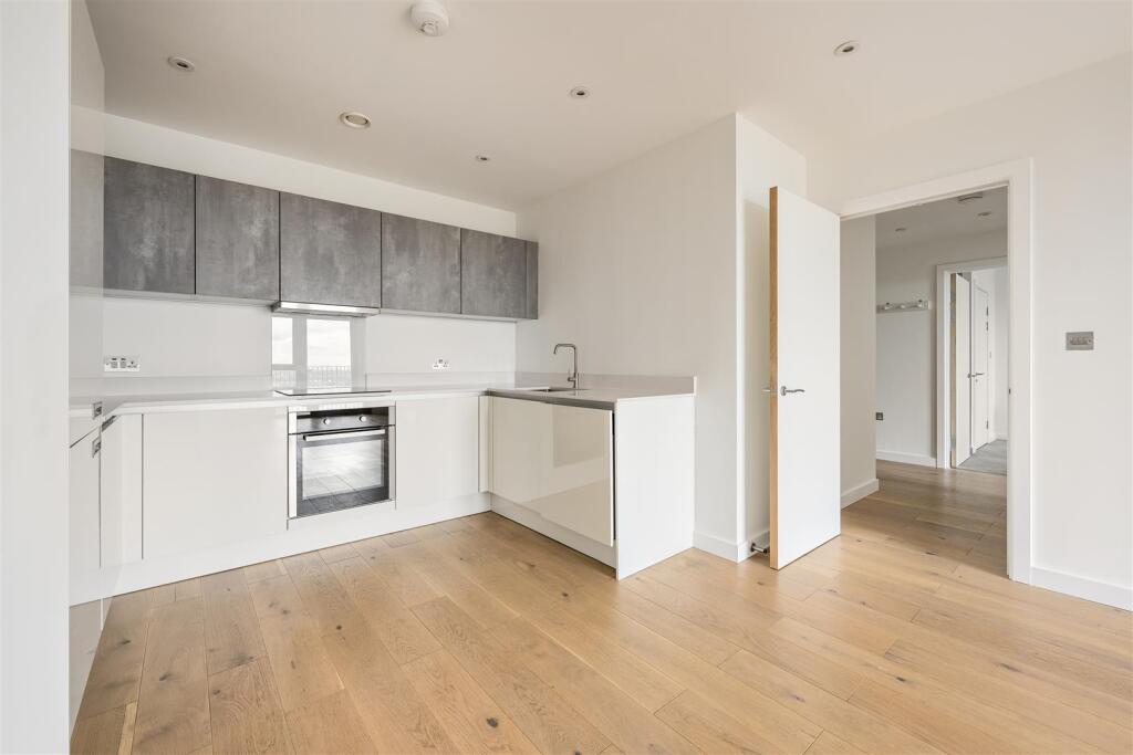 Station Approach, E17