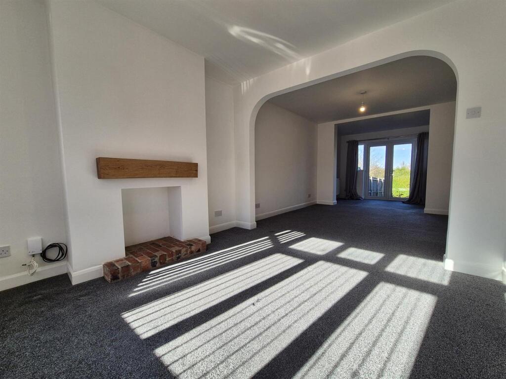 Spacious Through Lounge/Diner