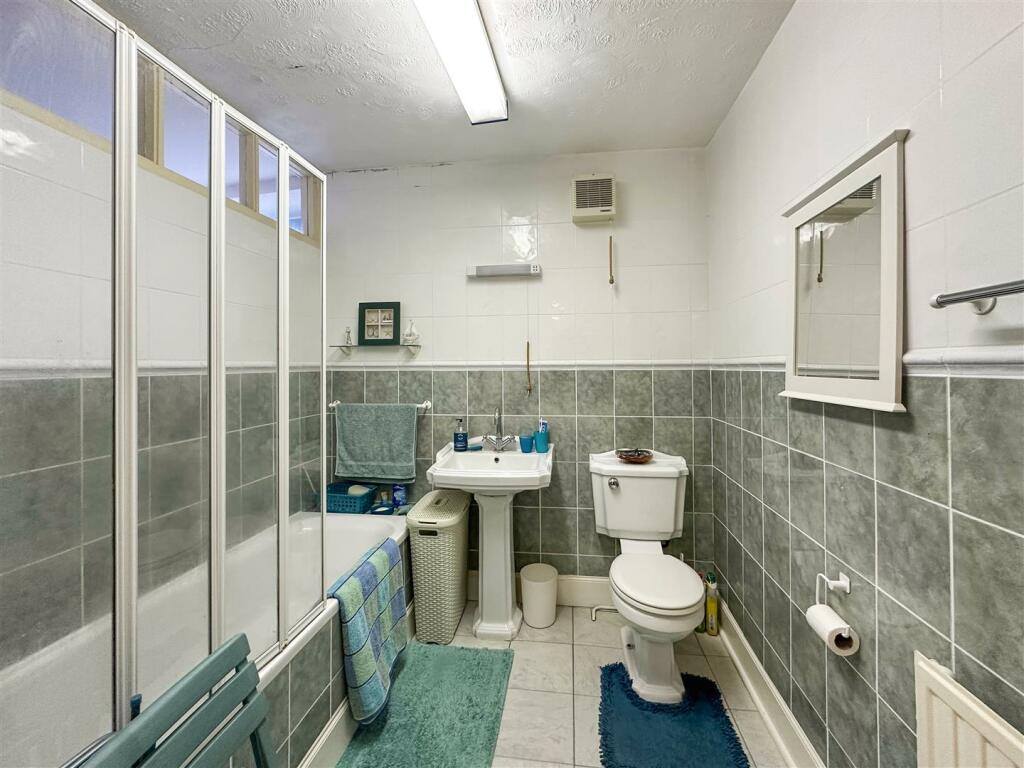 Bathroom 2.jpg