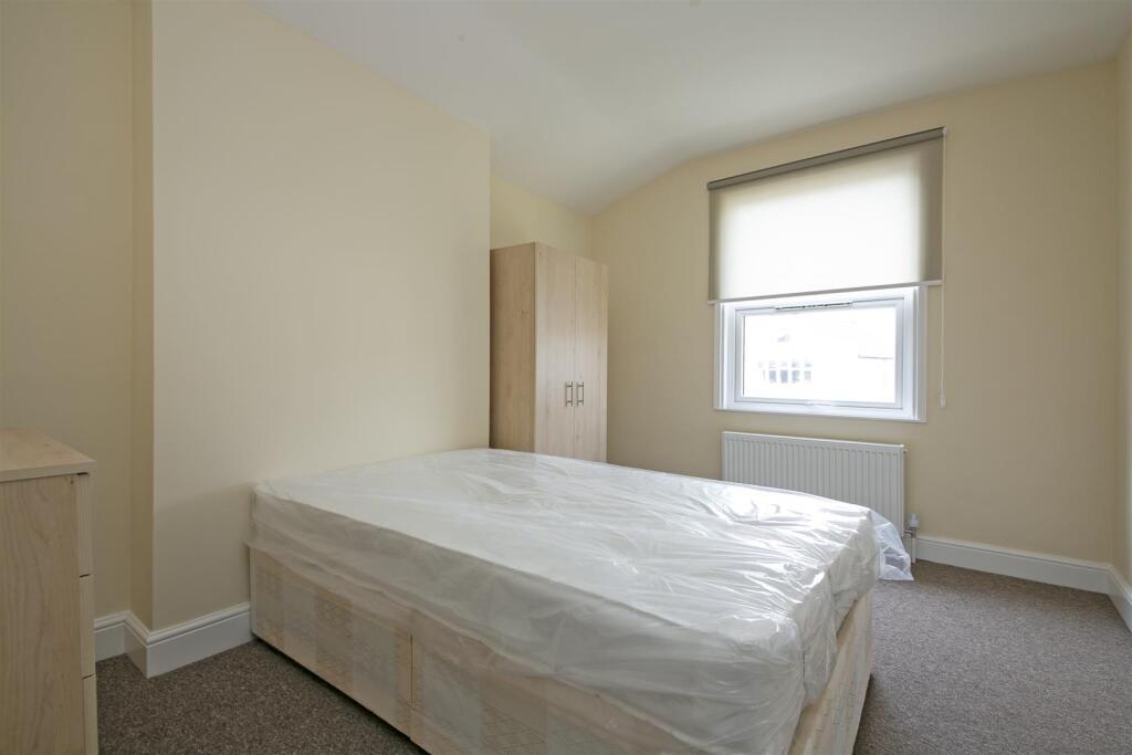 50b Letchworth Street, bedroom 1.jpg
