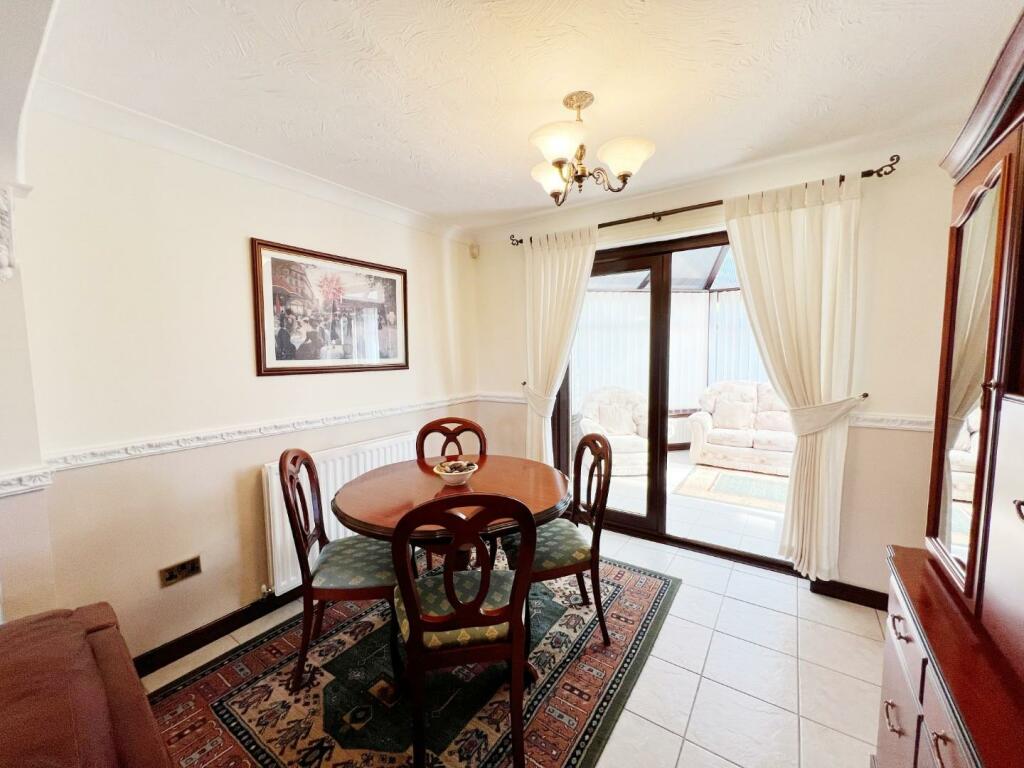 Dining Room pic 1.jpg