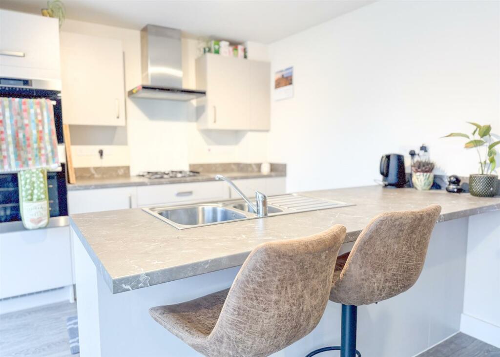 BREAKFAST BAR IN KITCHEN