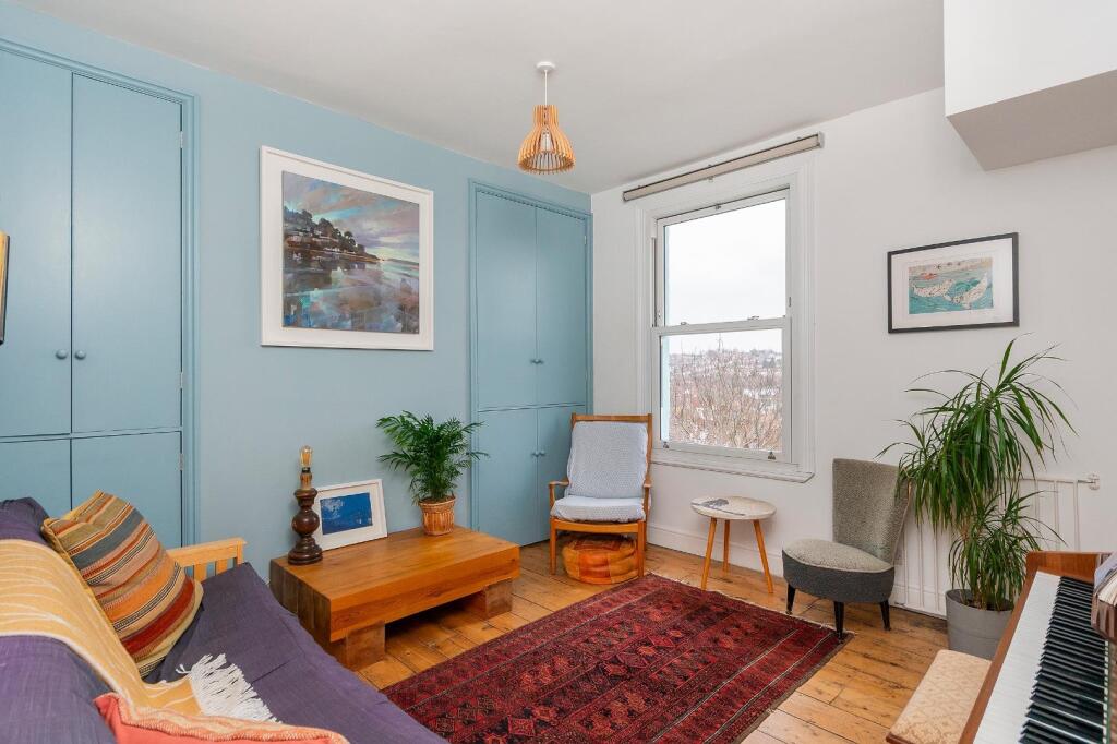 4D7RWH - Living Room E.jpg
