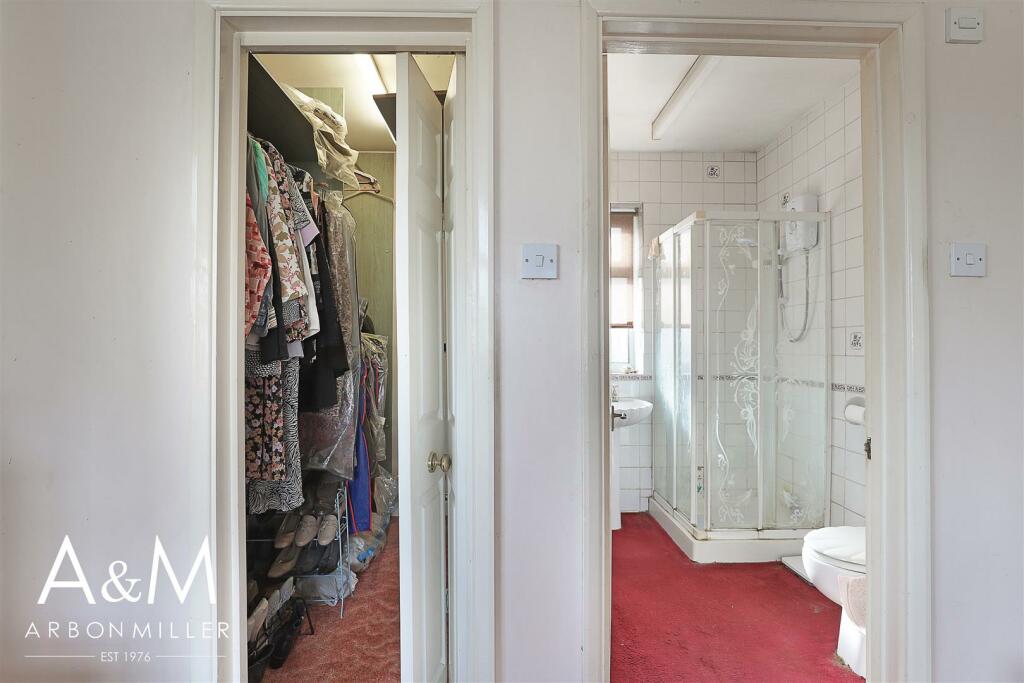 Walk in Wardrobe and En-suite