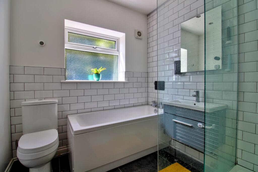 Hall Close Stoneleigh - Matt Clinton EweMove Kenil