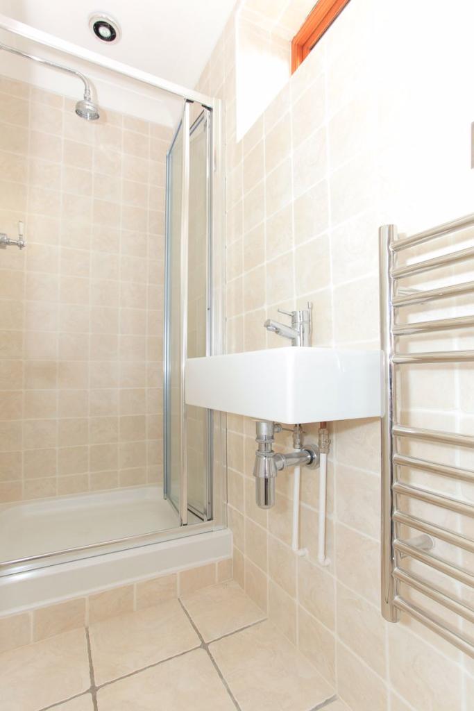 En-suite showe...