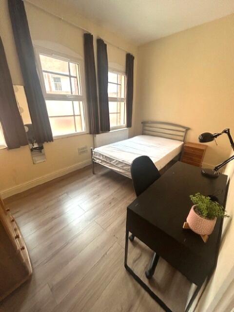Bright and tidy single bedroom featuring two la...