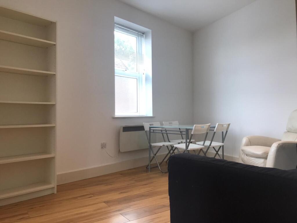LIVING ROOM/LAMINATED FLOORS
