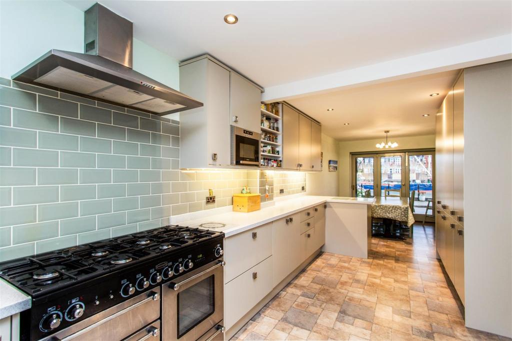 Kitchen (2).jpg