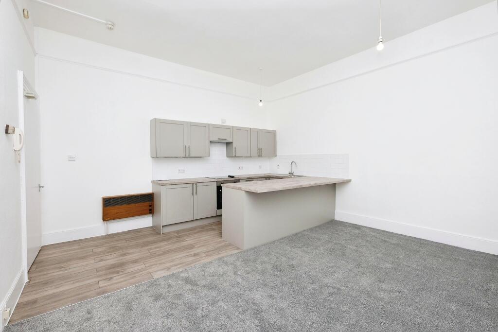 OPEN PLAN LOUNGE/KIT