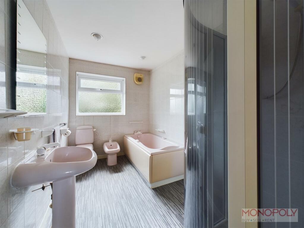 FAMILY BATHROOM