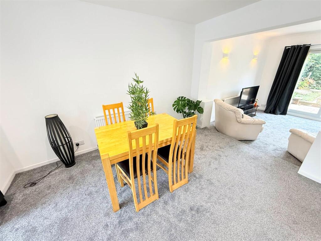 LOUNGE/DINING ROOM