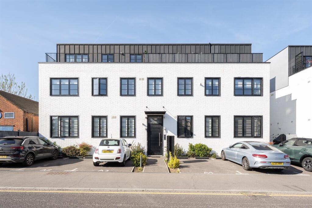 214-220, Maybank Road E18