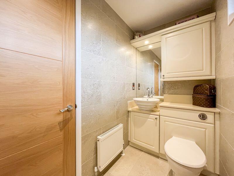 EN-SUITE SHOWER ROOM