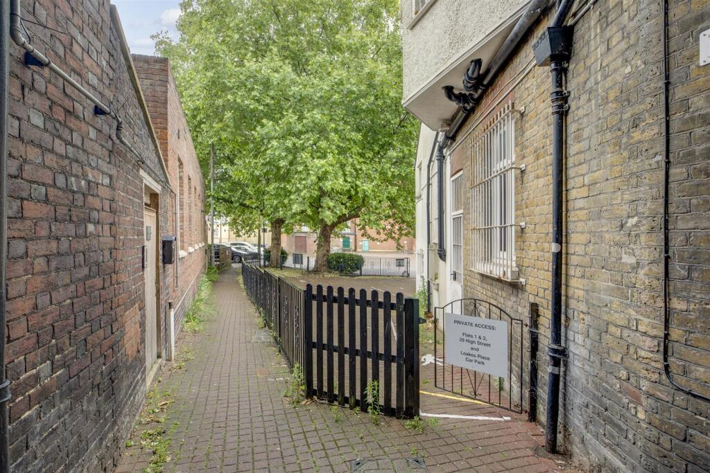 Flat 1, 27 High Street, HP11 2AG-1.jpg